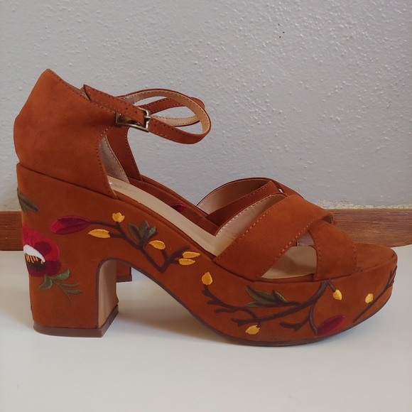 BAMBOO Shoes - Bamboo Chunky Heel Platform Embroidered Sandals